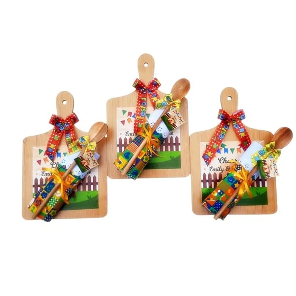 Lembrancinha de Charraiá Junina Kit Tábua com Pano e Colher - Image 4