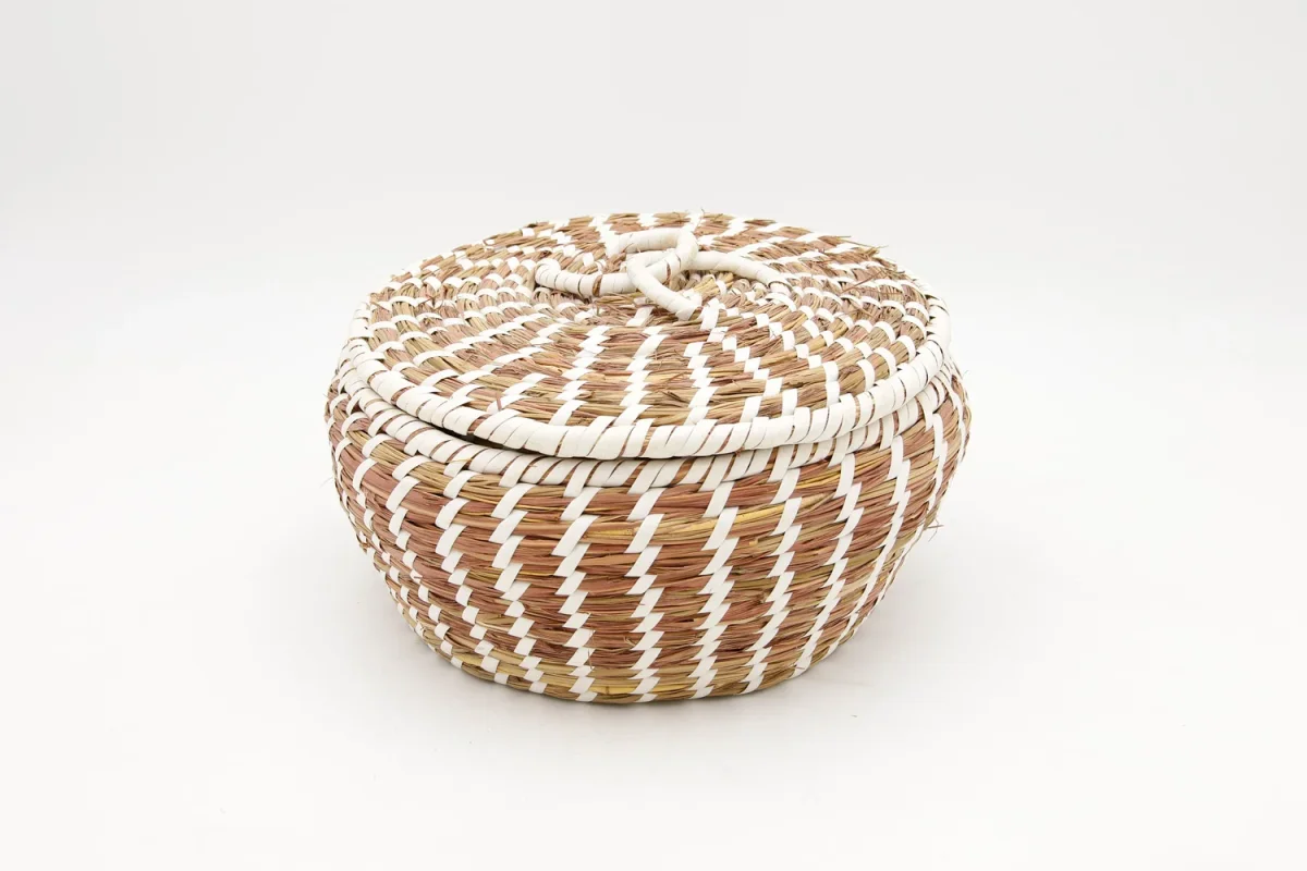 Caixa em cesta ricas brancas