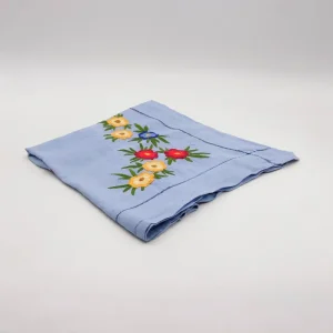Toalha de mesa azul flores bordadas