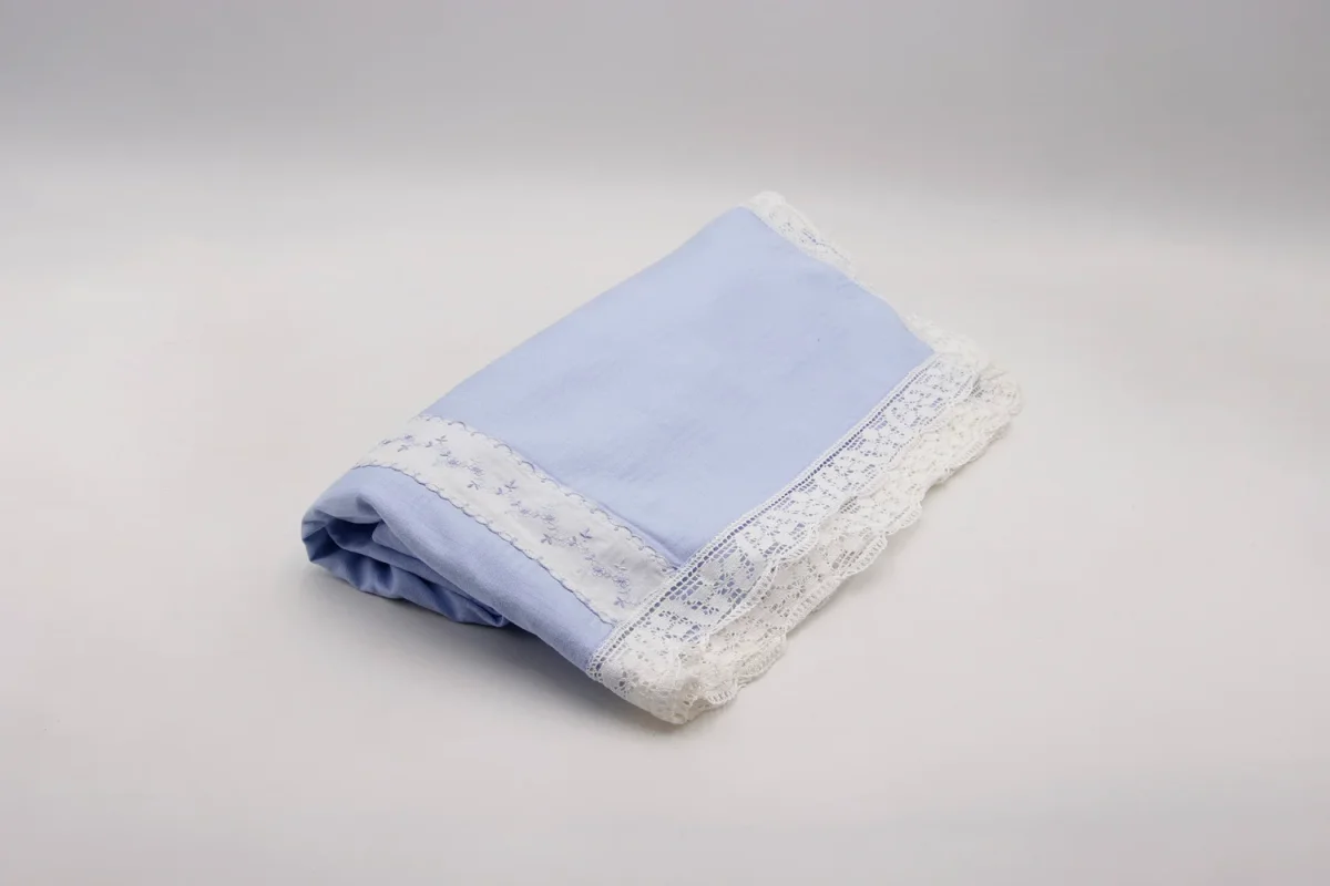 Toalha de mesa quadrada azul com fachas flores
