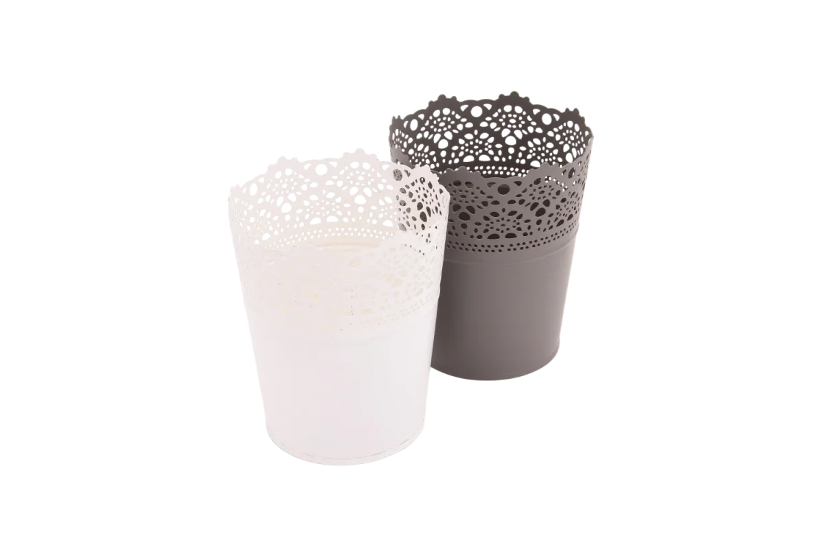Vaso de metal com topo de renda